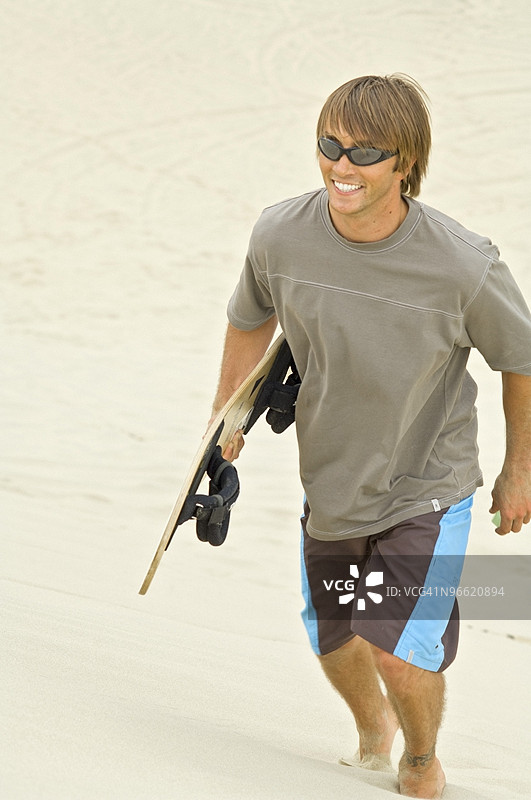 沙滩滑板者图片素材