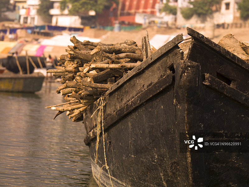 装载的船，瓦拉纳西，印度图片素材