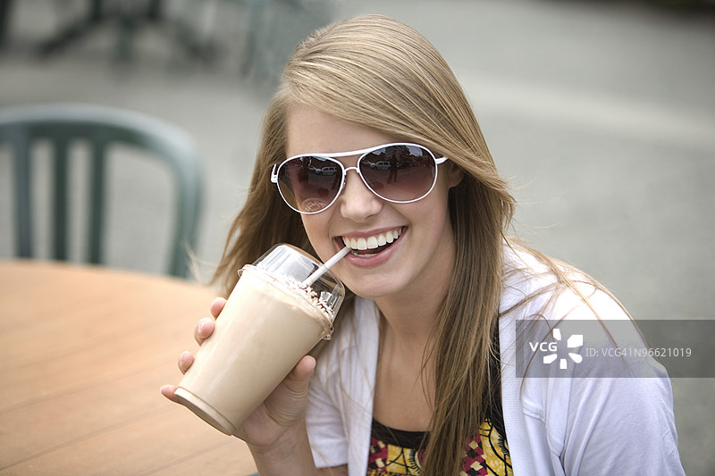 年轻女性正在喝饮料图片素材