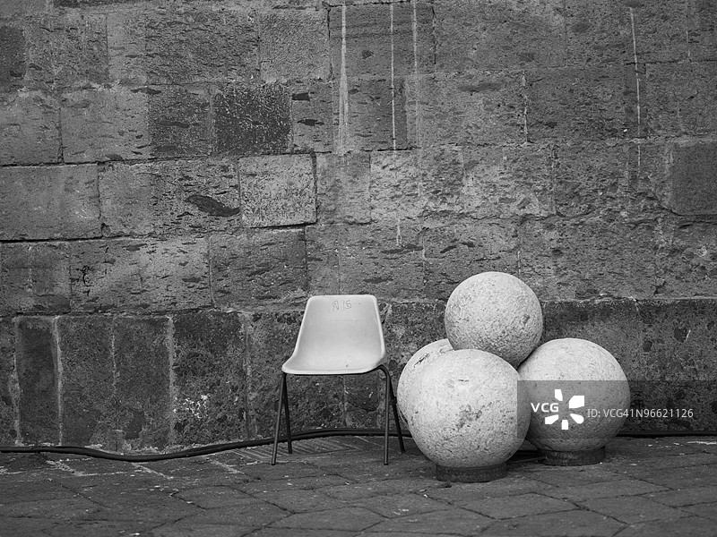 椅子，圆形岩石，拿波里的新城堡，意大利图片素材