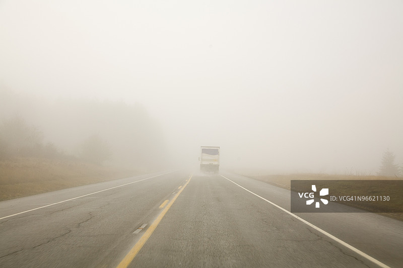 在雨中驾驶的卡车图片素材