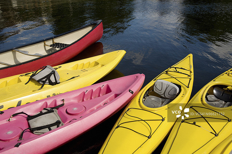 水中空的皮划艇图片素材