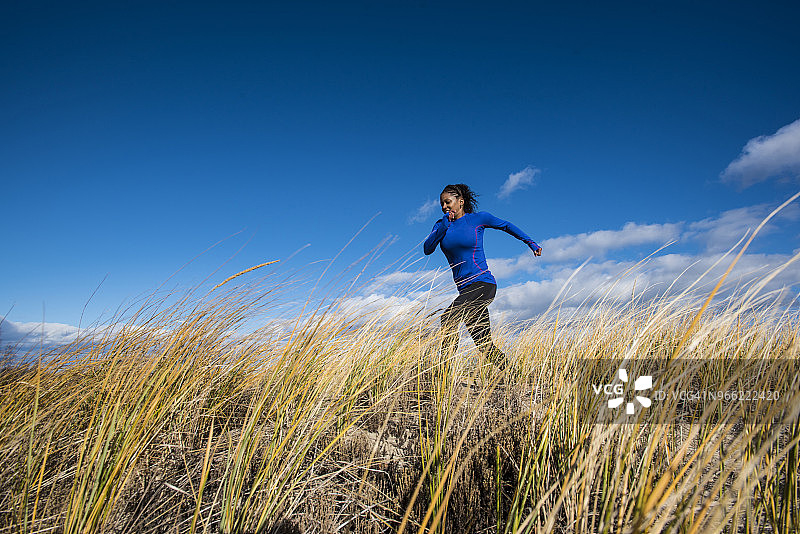 在草地上奔跑的女人，美国马萨诸塞州纽伯里波特图片素材