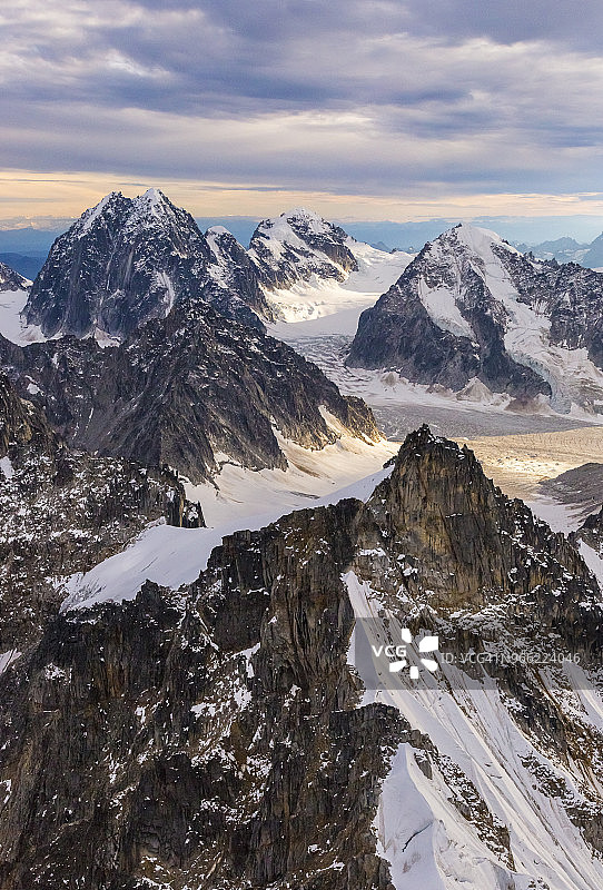 美国阿拉斯加德纳里国家公园山脉和冰川航拍图片素材