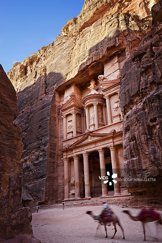 约旦佩特拉古城卡兹尼神殿图片素材