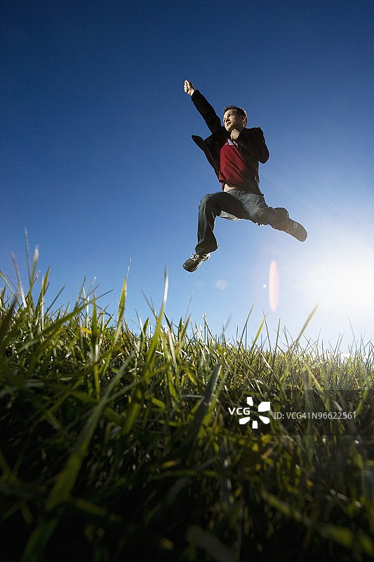 快乐跳跃的男孩图片素材