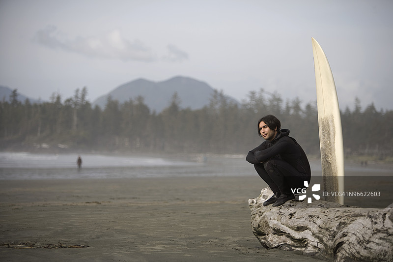 在加拿大不列颠哥伦比亚省托菲诺附近的考克斯湾沙滩上冲浪者图片素材