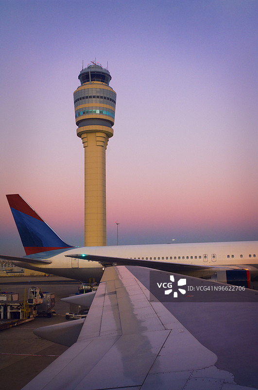 从商业飞机窗户看到的控制塔景观图片素材