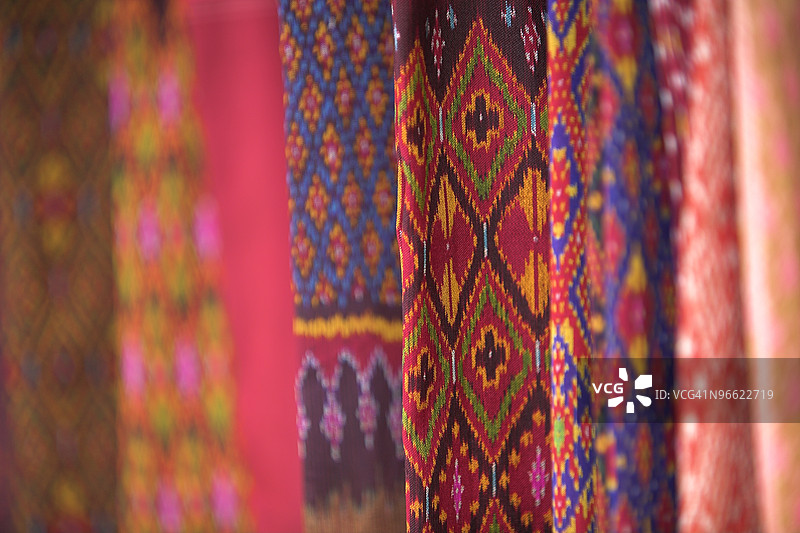 色彩斑斓的丝绸编织图片素材