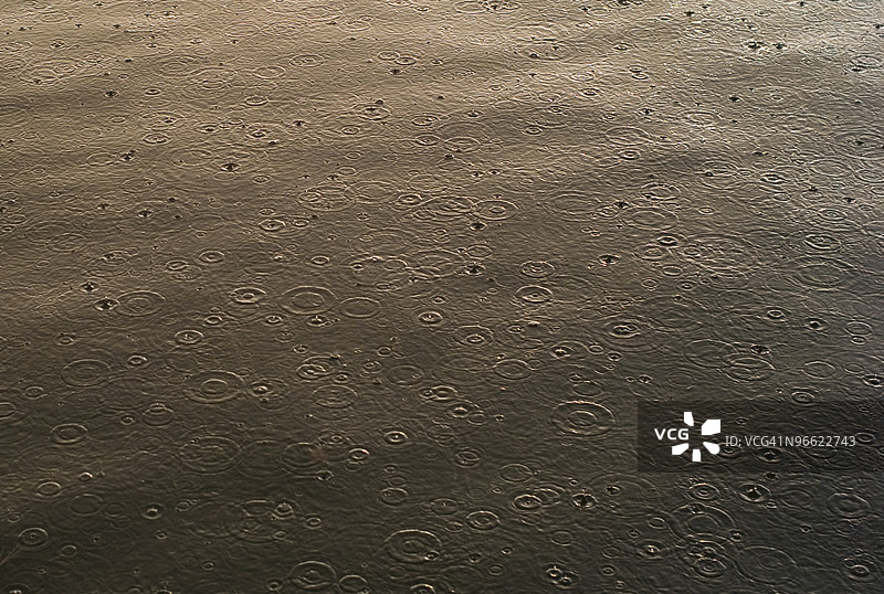 雨水落在水面上图片素材