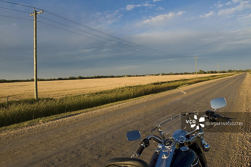 加拿大曼尼托巴省草原公路上的摩托车图片素材