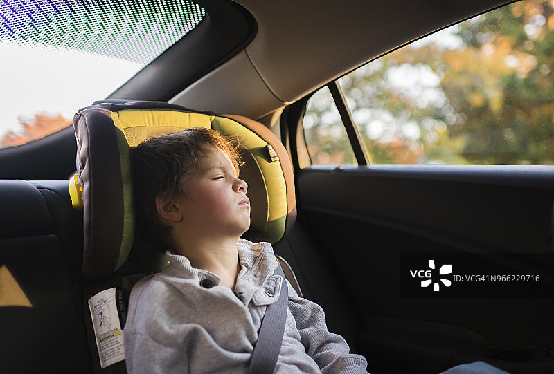 疲惫的男孩在车里睡觉图片素材