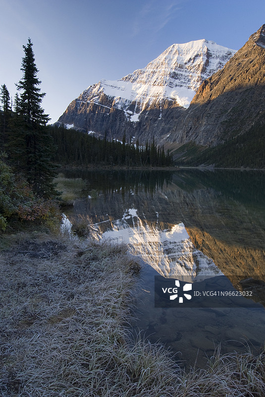 卡维尔湖，埃迪斯·卡维尔山，贾斯珀国家公园，阿尔伯塔省，加拿大图片素材