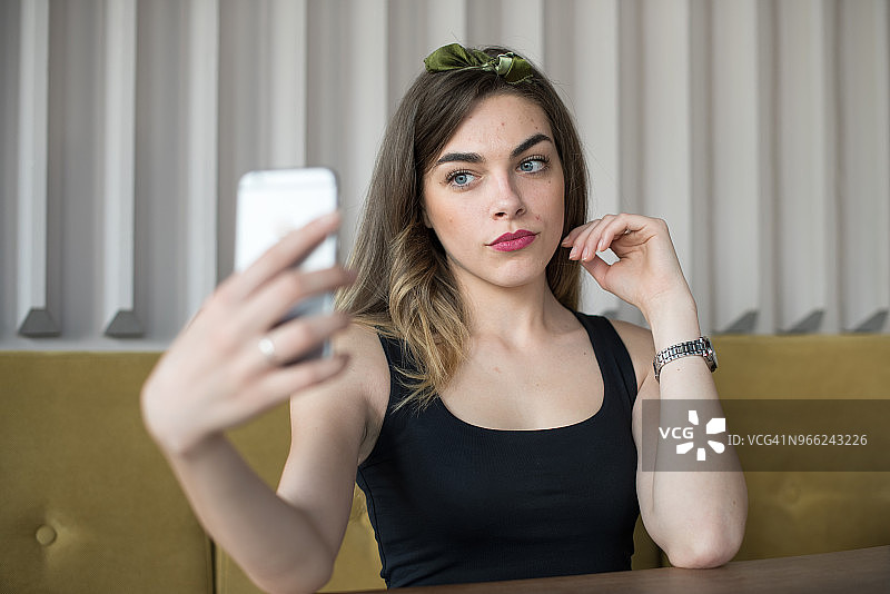 有痤疮皮肤的美丽女子自拍图片素材