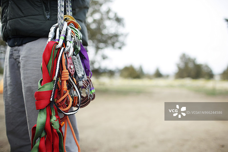 男人携带攀岩设备在野外图片素材