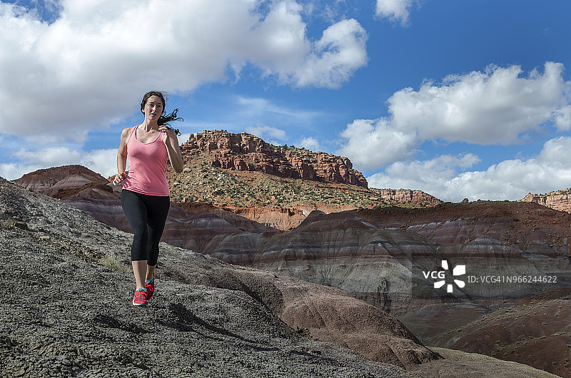 在田野上对着天空跑步的女人图片素材