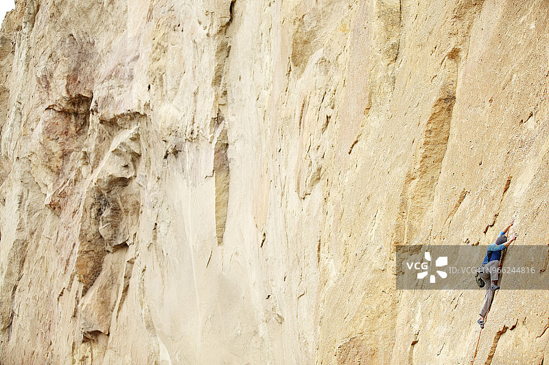 男人在山上攀岩图片素材