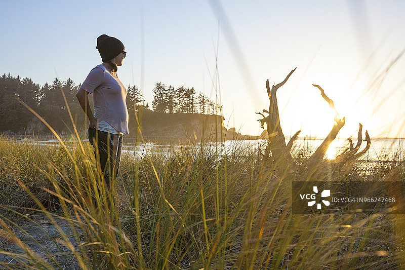 孕妇站在日落湾州立公园眺望远方的侧视图图片素材