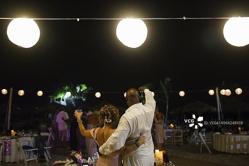 情侣在聚会上举杯敬酒的背影图片素材