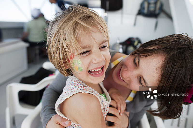 邮轮上快乐的母女坐在椅子上的特写图片素材
