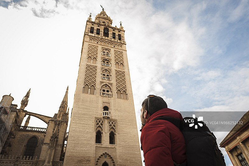 仰视背包客眺望塞维利亚希拉尔达塔图片素材