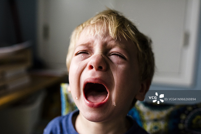 男孩在家哭泣的特写图片素材
