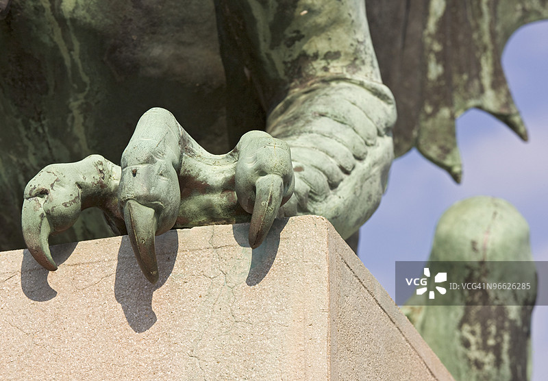 扎马伊斯基（龙桥）上的一座绿色铜龙雕像的爪子图片素材