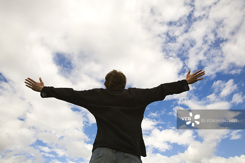 举起双臂的男人图片素材