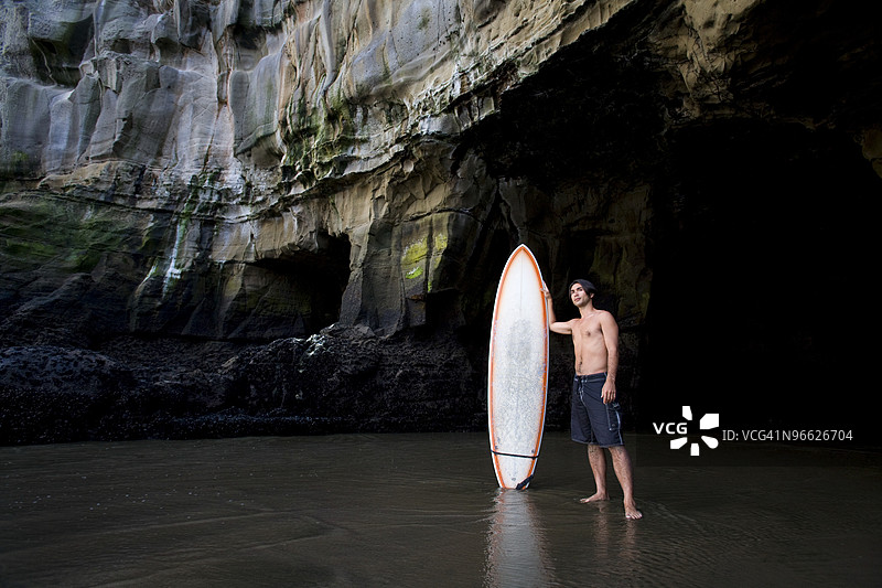 新西兰穆里怀的洞穴内冲浪者图片素材
