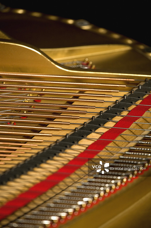 钢琴弦的特写图片素材