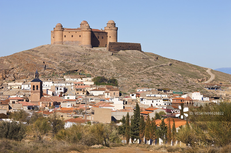 村庄上方的16世纪城堡图片素材