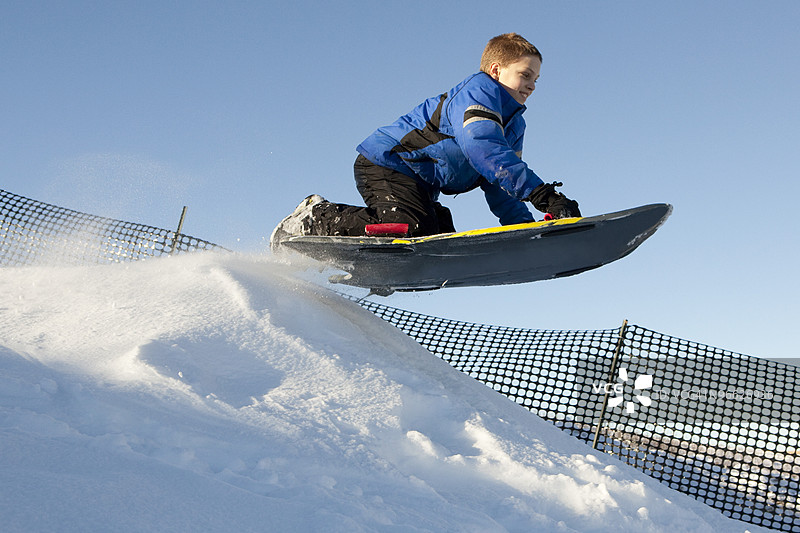 男孩滑雪橇图片素材