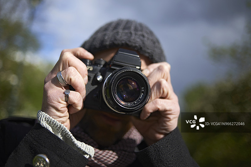 在巴黎，通过单反相机拍照的男人特写图片素材