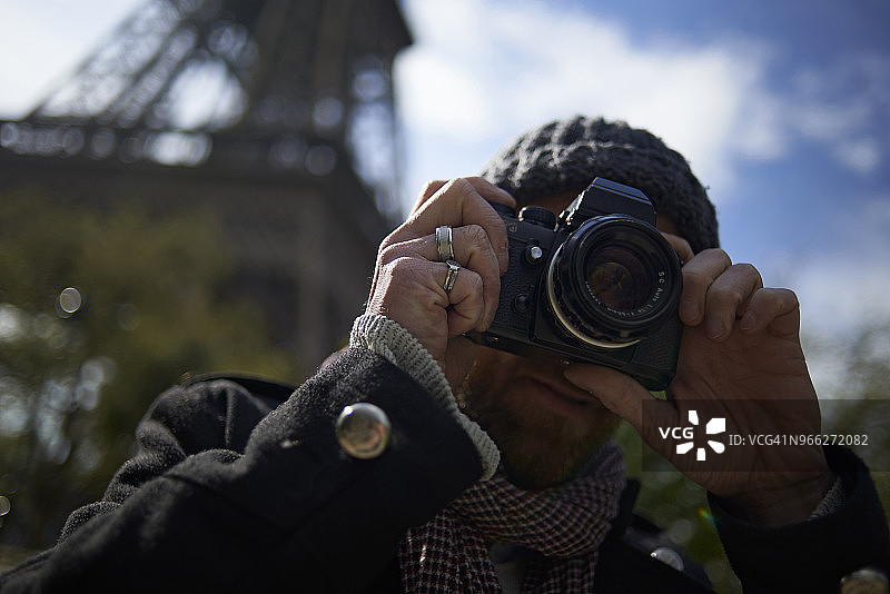 男游客用单反相机拍摄埃菲尔铁塔图片素材