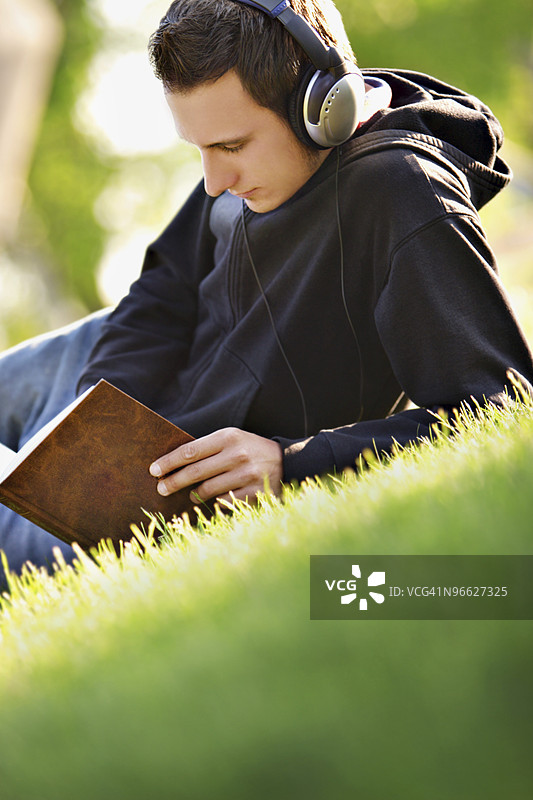 听音乐和阅读一本书图片素材
