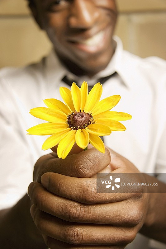 男人赠送鲜花图片素材
