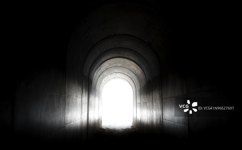隧道尽头的光明图片素材