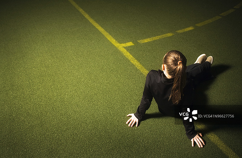 女孩坐在场边图片素材