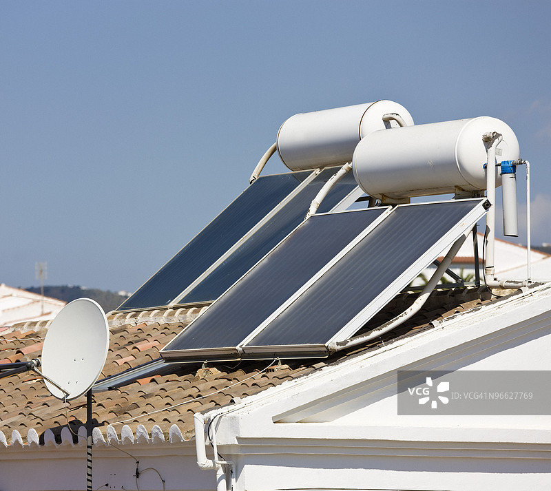 西班牙安达卢西亚的内尔哈太阳能电池板图片素材