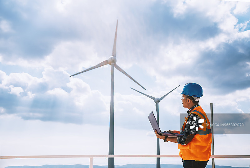 年轻男工程师在现场检查风力涡轮机图片素材