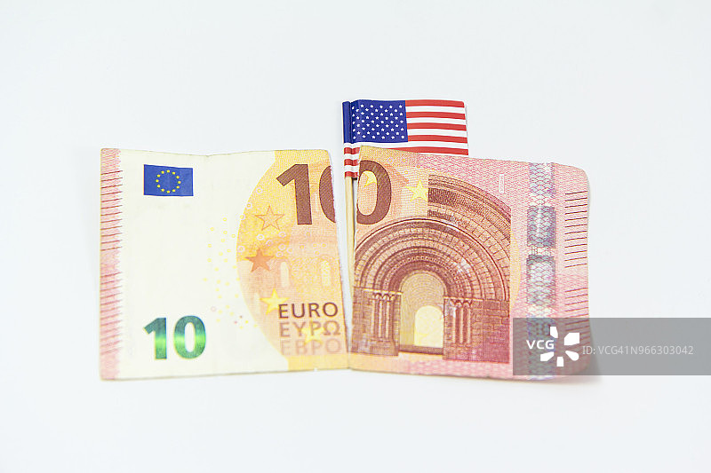 美元冲击下的欧元纸币图片素材