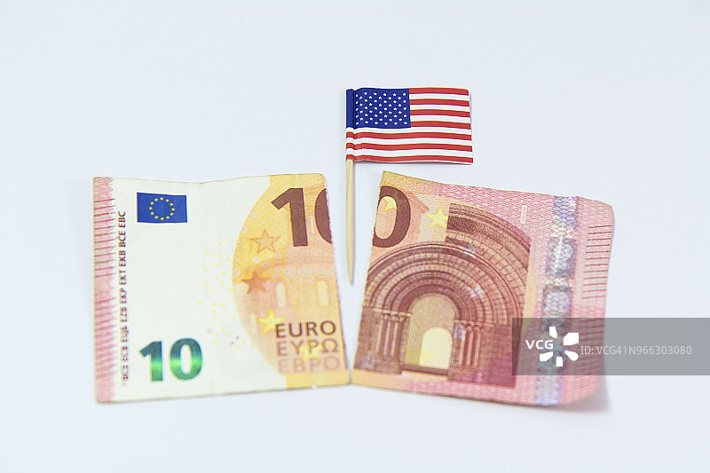 美元冲击下的欧元纸币图片素材