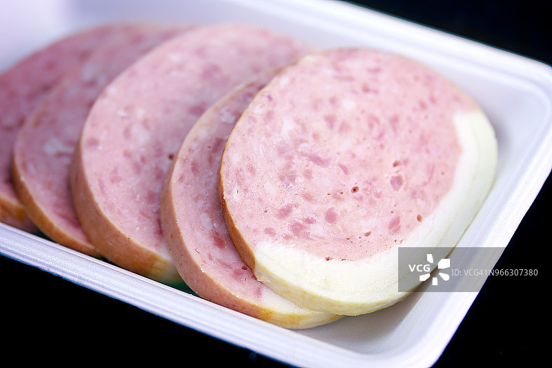 一次性塑料托盘里的香肠牛排图片素材