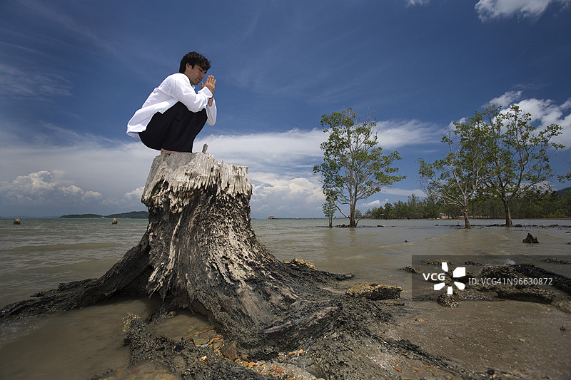 在泰国科兰塔岛祈祷的男人图片素材