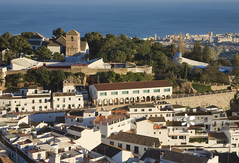 俯瞰西班牙马拉加省米哈斯的富恩吉罗拉村庄，内陆的太阳海岸。图片素材