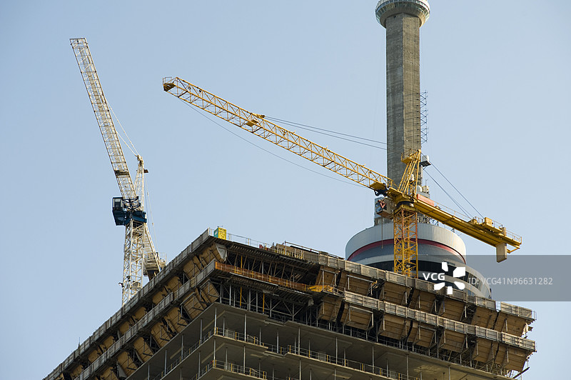 建筑上的起重机图片素材