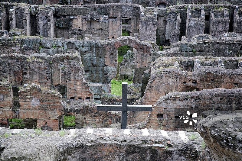 在斗兽场的地下墓穴中竖立的金属十字架图片素材