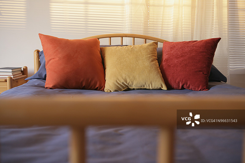 带枕头的床图片素材