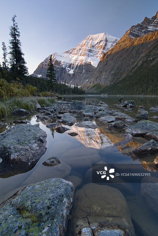 埃迪斯·卡维尔山，加拿大阿尔伯塔省贾斯珀国家公园图片素材