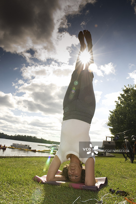 女人做头倒立图片素材